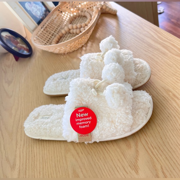 BNWT fuzzy slippers 7/8 - Picture 2 of 2